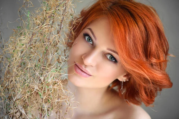 Portrait Jeune Belle Femme Rousse Aux Fleurs Séchées — Photo