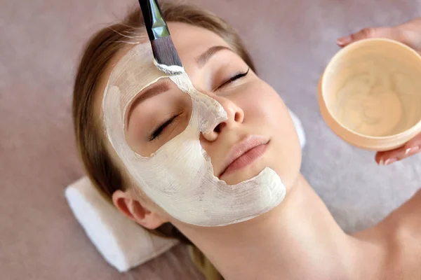 Máscara Peeling Tratamiento Belleza Spa Cuidado Piel Mujer Recibiendo Cuidado — Foto de Stock