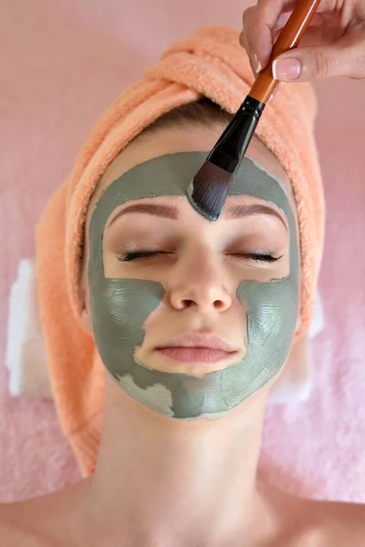 Mascarilla Descamación Facial Tratamiento Belleza Spa Cuidado Piel Mujer Recibiendo — Foto de Stock