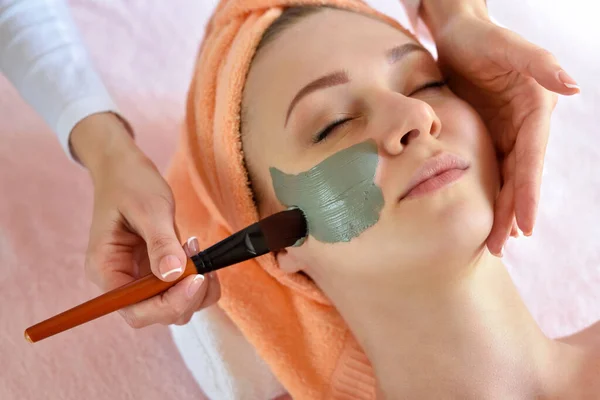 Mascarilla Descamación Facial Tratamiento Belleza Spa Cuidado Piel Mujer Recibiendo — Foto de Stock
