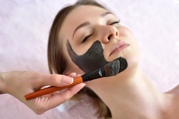 Procedimiento Para Aplicar Una Máscara Arcilla Cara Una Mujer Hermosa — Foto de Stock