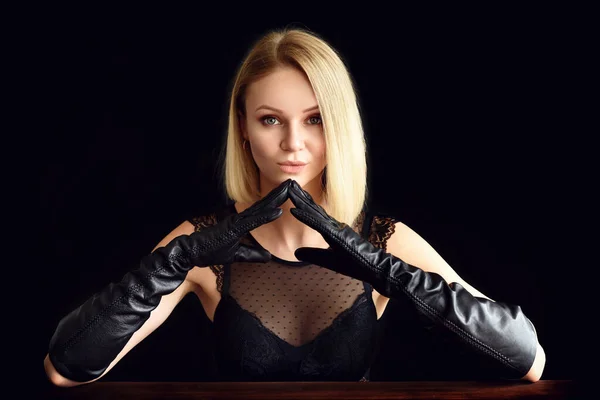 Hermosa Rubia Sexy Guantes Cuero Sobre Fondo Negro — Foto de Stock