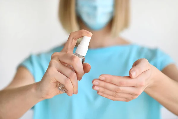 Jonge Vrouw Met Spray Desinfectieproduct Bij Hand Desinfecterende Handen Tegen — Stockfoto