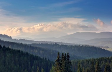 Dağlardaki manzara çok güzel. Gün doğumu. Sabahın erken saatlerinde bir dağ tepesinde yatıyordu..