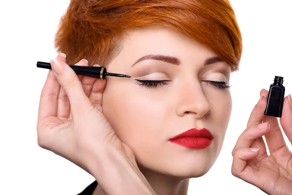 Make Kunstenaar Toepassen Van Zwarte Eyeliner Close Mooie Jonge Vrouw — Stockfoto