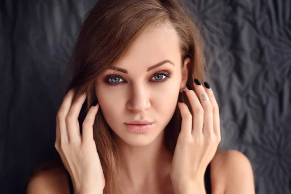 Retrato Una Hermosa Joven Con Pelo Largo Mirando Cámara —  Fotos de Stock