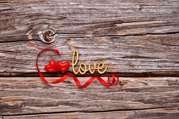Słowo Miłość Sercami Starym Drewnianym Tle Twoje Pozdrowienia Walentynki — Zdjęcie stockowe