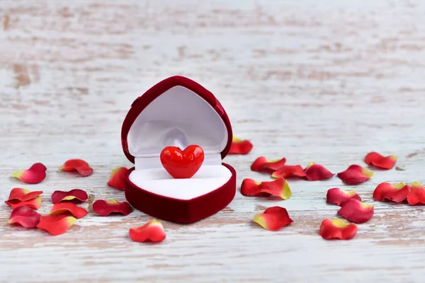 Scatola Regalo Forma Cuore Aperto Con Cuore Vetro Con Petali — Foto Stock