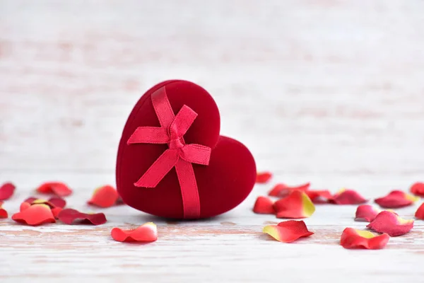 Herzförmige Geschenkschachtel Mit Blütenblättern Auf Hellem Holzgrund Hintergrund Zum Valentinstag — Stockfoto