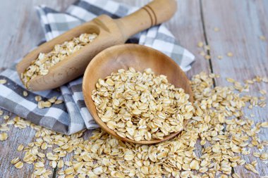Yulaf ezmesi ya da yulaf ezmesi kasede ve kırsal masada kepçeyle. Sağlıklı beslenme kavramı