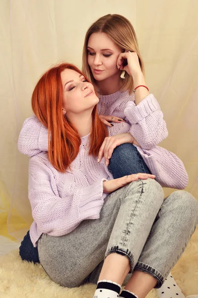 Mujeres Sensuales Dos Hermosas Chicas Jeans Suéteres —  Fotos de Stock