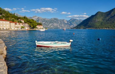 Tarihi Perast kasabasının manzaralı manzarası. Mekik teknesinden Kotor Körfezi 'ne bak. Karadağ ve Avrupa.