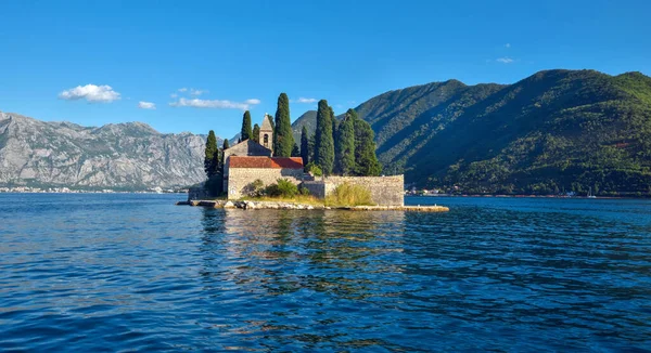 Güzel Akdeniz manzarası. Perast, Kotor körfezi yakınlarındaki St. George Adası, Karadağ.