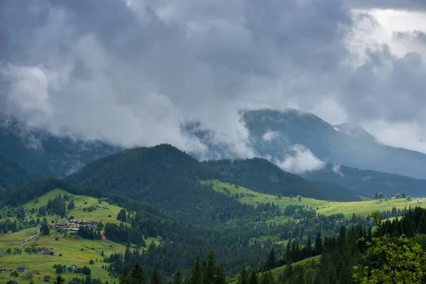 Esplêndido Vale Montanha Coberto Com Nevoeiro Após Chuva Paisagem Nebulosa — Fotografia de Stock