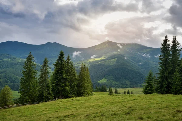 Wspaniała Letnia Panorama Górami Deszcz Chmury Nad Górami Lokalizacja Karpaty — Zdjęcie stockowe