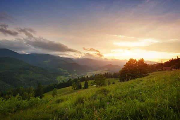 Schöne Sommersonnenuntergangsszene Den Bergen Mit Spektakulärem Himmel Mystische Landschaft Ort — Stockfoto