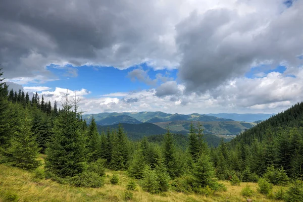 Maravilloso Panorama Verano Con Montañas Nubes Lluvia Sobre Las Montañas —  Fotos de Stock