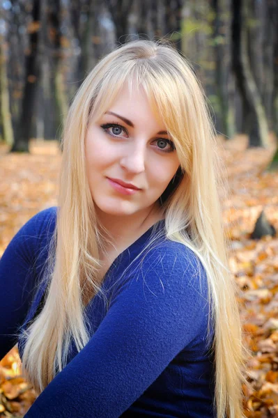 Portrait beautiful woman in autumn park — Stock Photo, Image