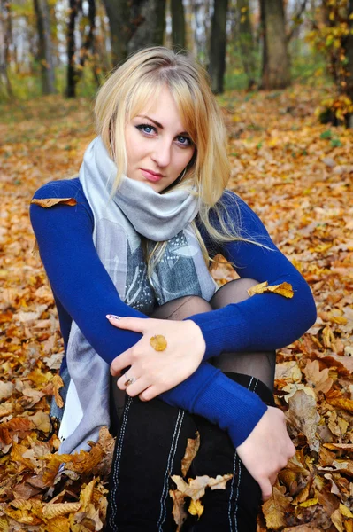 Jonge vrouw in mooie herfst park — Stockfoto