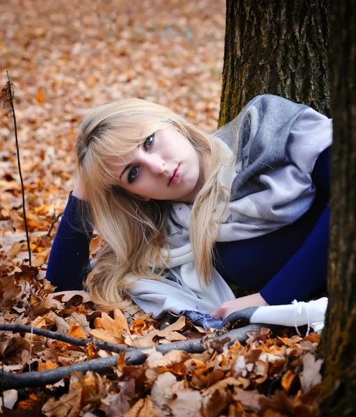 Young pretty woman on the autumn leaf — Stock Photo, Image