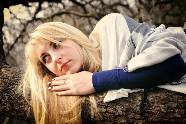 Retrato hermosa mujer en el parque de otoño —  Fotos de Stock