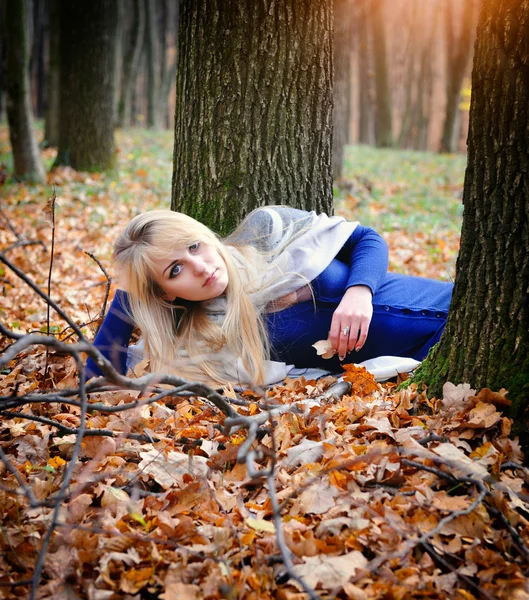 Mladá krásná žena na podzimní listí — Stock fotografie