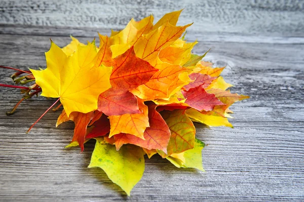 Buquê de folhas de outono sobre o velho fundo de madeira — Fotografia de Stock