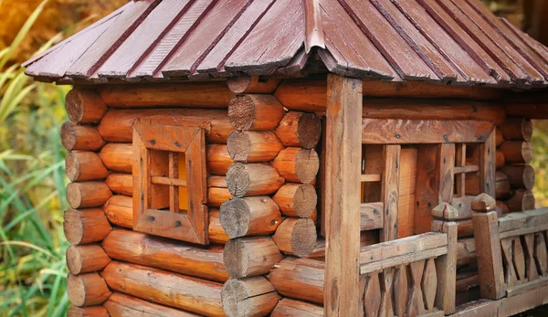 Piccolo modello di casa in legno — Foto Stock