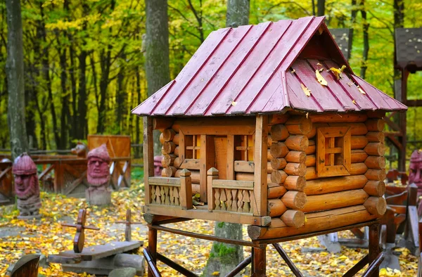 Pequena casa de madeira modelo — Fotografia de Stock