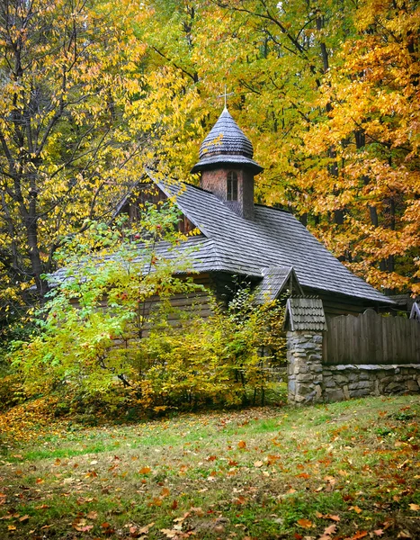 Iglesia de madera. Museo Ucraniano de Vida y Arquitectura. Otoño — Foto de Stock