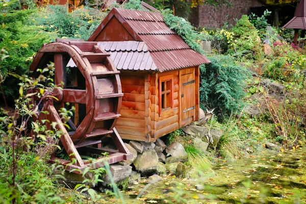 Pequena casa modelo e moinho na natureza — Fotografia de Stock