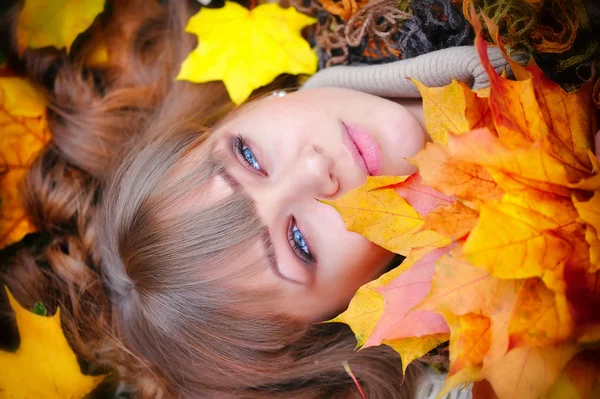 美丽的年轻女子，与秋天的肖像叶 — 图库照片