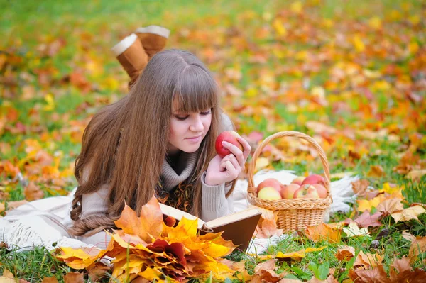 Jonge mooie vrouw ontspannen in de herfst park — Stockfoto