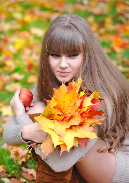 Porträt einer schönen jungen Frau mit Herbstblättern — Stockfoto