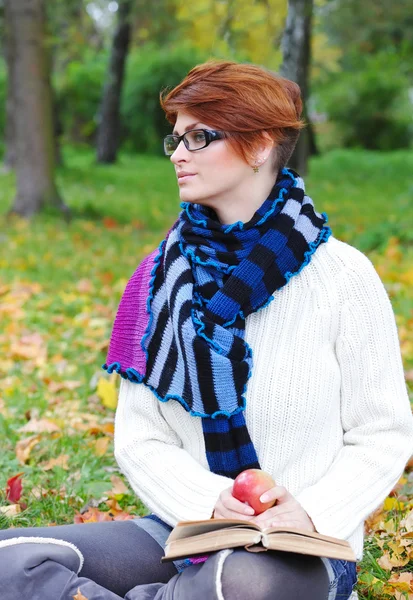 Hermosa chica con libro en el parque de otoño — Foto de Stock