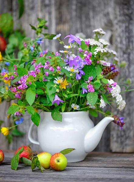 Buquê de outono de flores silvestres e maçãs — Fotografia de Stock