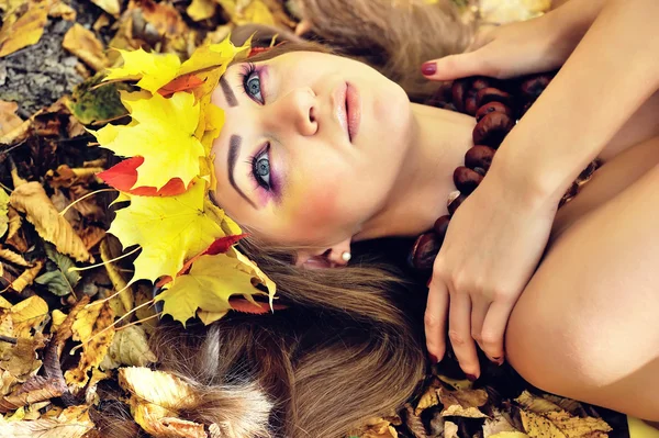 Portré egy gyönyörű lányról az őszi levelek koszorújában — Stock Fotó