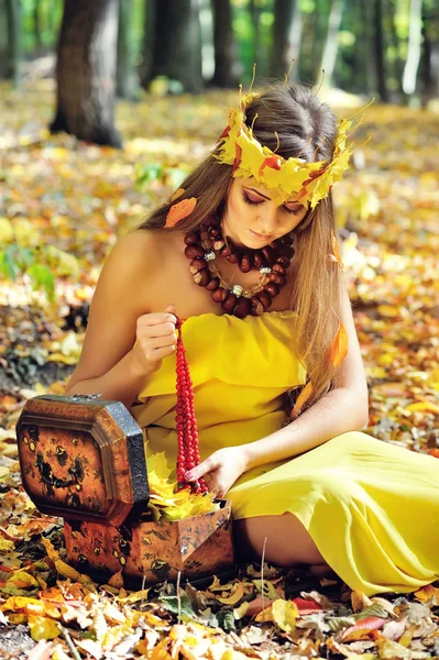 가을 나무 잎으로 화환을 쓴 아름다운 소녀의 모습 — 스톡 사진