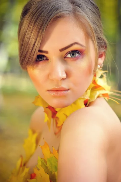 秋の美しい若い女性の肖像画の葉します。 — ストック写真