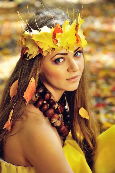 Porträt eines schönen Mädchens in einem Kranz aus Herbstblättern — Stockfoto
