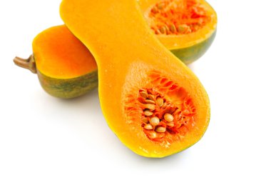 Beyaz arkaplanda turuncu kabağı kes