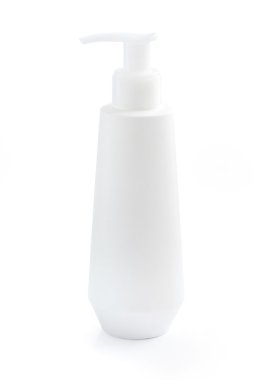 Cilt bakım ürünü beyaz arka plan üzerinde beyaz plastik şişe