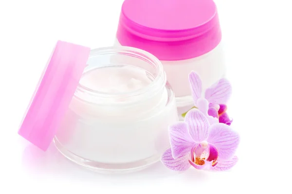 Crèmes pour le visage et belles fleurs d'orchidée sur fond blanc — Photo