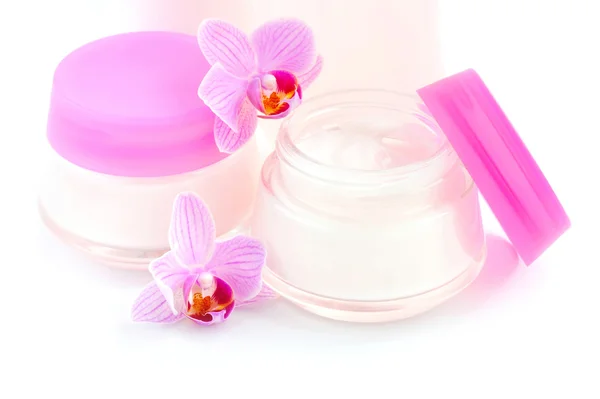 Crèmes pour le visage et belles fleurs d'orchidée sur fond blanc — Photo