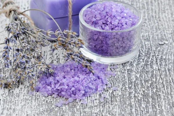 Sal de baño para aromaterapia y lavanda seca en una mesa de madera vieja — Foto de Stock