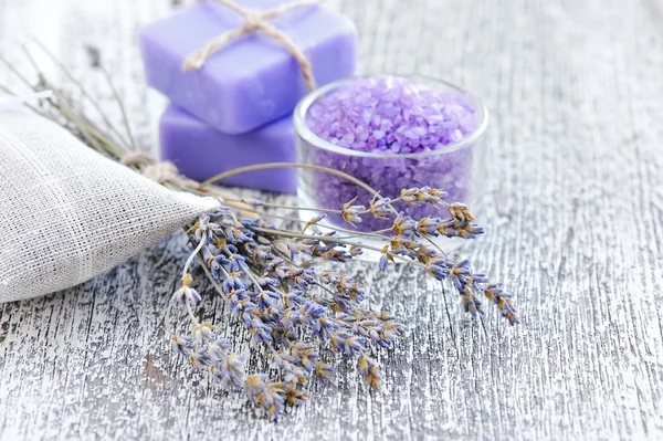 Garam mandi untuk aromaterapi dan lavender kering di atas meja kayu tua — Stok Foto