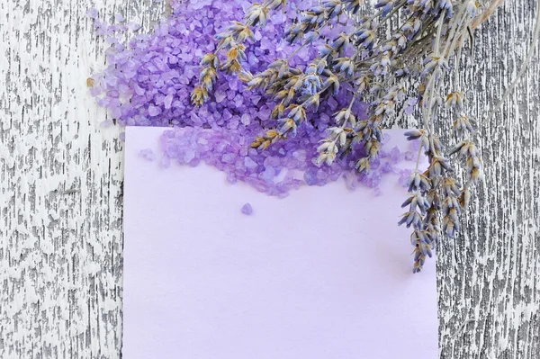 Flor de lavanda, sal e papel em branco sobre um fundo de madeira — Fotografia de Stock