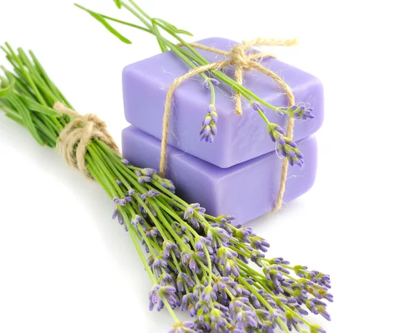 Sabão artesanal e flores de lavanda em um fundo branco — Fotografia de Stock