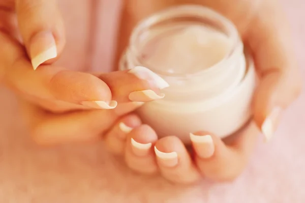 Belle mani di donna con crema — Foto Stock