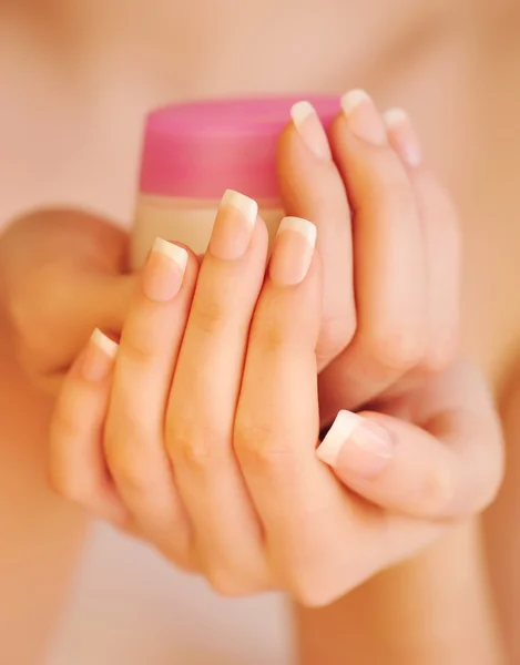 Belle mani di donna con crema — Foto Stock